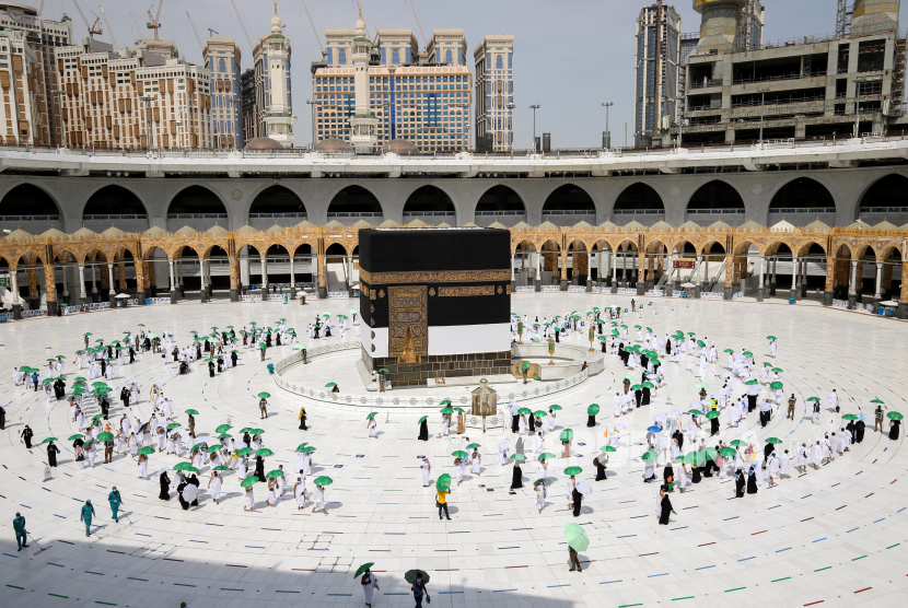 Jamaah haji melakukan Tawaf di sekitar Kabah. Jamaah Haji dari Lima Negara Rasakan Manfaat dari Program Rute Makkah 