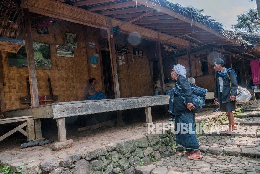 Warga Baduy luar melakukan aktivitas di Desa Kanekes, Lebak, Banten.