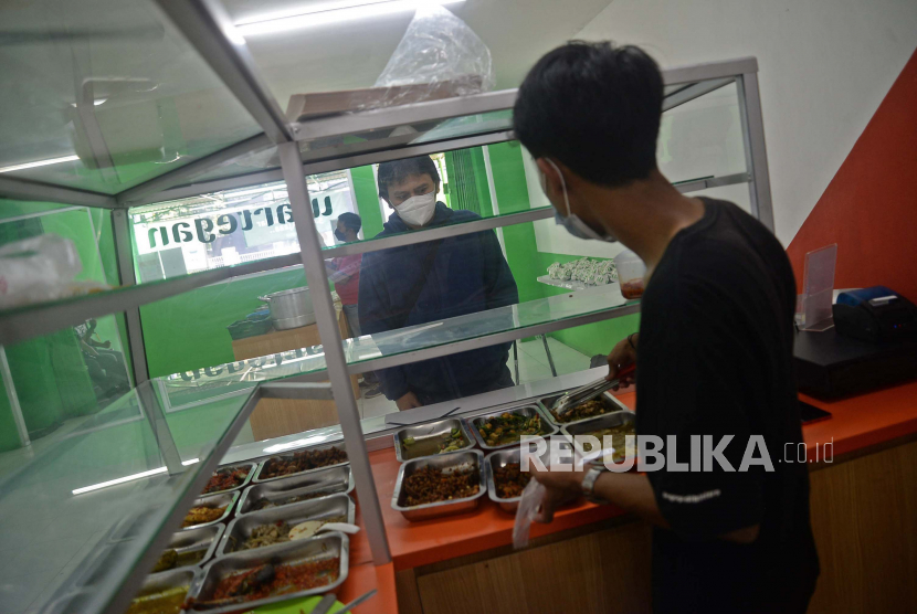 Para pedagang warung makan di Kabupaten Batang, Jawa Tengah, saat ini mendapatkan omzet sekitar Rp125 ribu per hari atau turun 75 persen (ilustrasi).