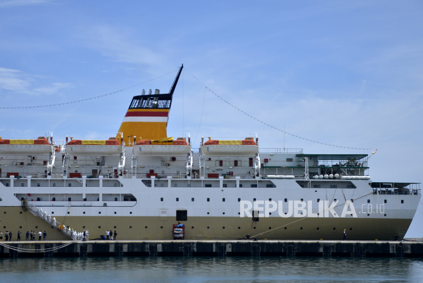 Petugas medis Gugus Tugas Percepatan Penanganan COVID-19 Sulsel menaiki KM Lambelu saat bersandar di Pelabuhan Peti Kemas, Makassar, Sulawesi Selatan, Selasa ( 14/4/2020). Sebanyak 141 anak buah kapal (ABK) akan menjalani karantina di atas KM Lambelu karena hasil tes swab pada 42 ABK menyatakan 26 ABK positif COVID-19 sementara sebagian ABK lainnya baru akan dites hari ini