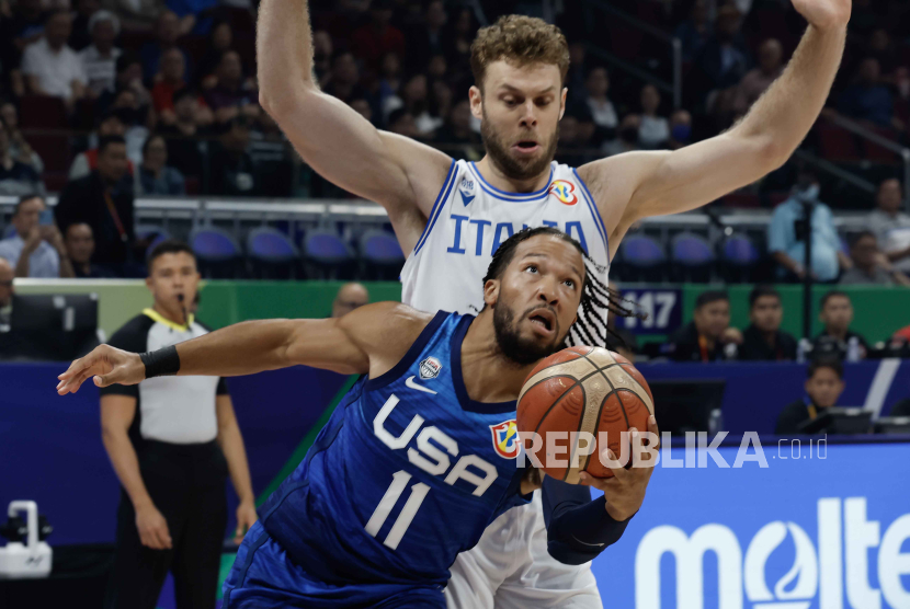 Jalen Brunson dari AS dijaga pemain Italia Nicolo Melli di perempat final FIBA World Cup 2023 di Manila, Filipina, Selasa (5/9/2023)