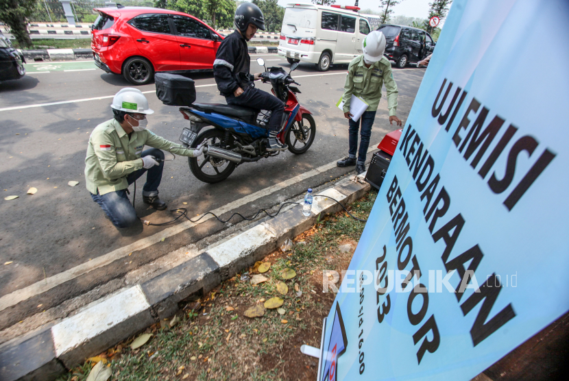 Petugas melakukan uji emisi kendaraan di lingkar Stadion Pakansari, Kabupaten Bogor, Selasa (31/10/2023). Pemerintah Kabupaten Bogor menggelar uji emisi gratis untuk kendaraan bermotor, yang merupakan bagian dari rencana pengelolaan kualitas udara perkotaan. 