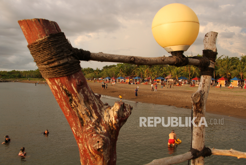 Pengunjung menikmati suasana Pantai Akkarena di Makassar, Sulawesi Selatan.
