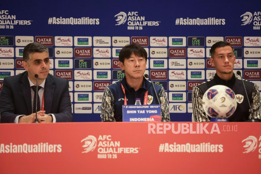 Pelatih timnas Indonesia Shin Tae Yong (tengah) bersama pemain timnas Indonesis Jay Idzes (kanan) saat konferensi pers jelang laga perdana Grup C putran ketiga Kualifikasi Piala Dunia 2026 melawan Arab Saudi pada Jumat (6/9) waktu Arab Saudi besok di Jeddah, Arab Saudi, Rabu (4/9/2024).