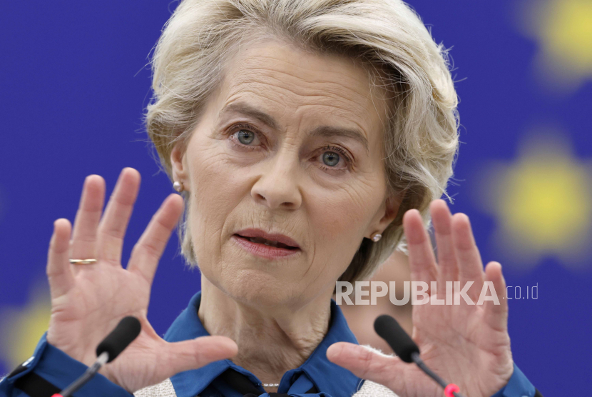 Presiden Komisi Eropa Ursula von der Leyen tiba di Kiev, Ukraina, pada Kamis (2/1/2023). Von der Leyen mengatakan pihaknya tidak menawarkan jalur cepat kepada Ukraina untuk menjadi anggota Uni Eropa.