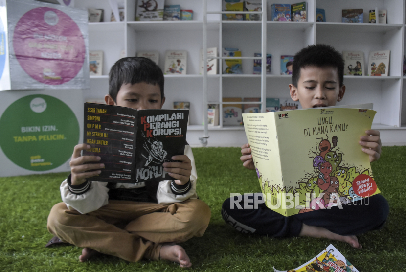 Sejumlah anak membaca buku dongeng edukasi anti korupsi di Microlibrary Alun-Alun Kota Bandung, Jawa Barat.