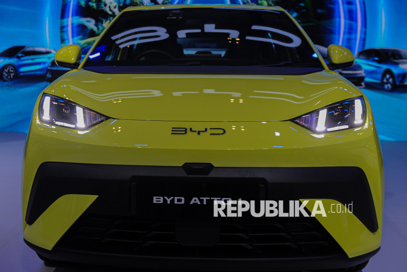 Mobil BYD Atto 1 dipamerkan pada acara Gaikindo Indonesia Internasional Auto Show (GIIAS) 2025 di ICE BSD, Tangerang, Banten, Rabu (23/7/2025). Pada gelaran GIIAS 2p25, BYD resmi meluncurkan kendaraan mobil BYD Atto 1, yakni mobil listrik di segmen battery atau electric vehicle (EV) yang harganya hampir setara dengan mobil jenis low cost green car (LCGC) yakni dibawah Rp 200 juta atau Rp 195 juta.