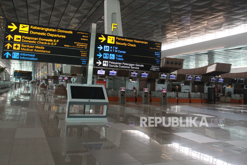 Suasana lengang di Terminal 3 Domestik Bandara Soekarno Hatta, Tangerang, Banten, Sabtu (25/4/2020).  Kementerian Perhubungan menghentikan sementara aktifitas penerbangan komersil terjadwal dalam negeri terhitung mulai 25 April hingga 1 Juni 2020 dalam rangka pengendalian transportasi selama masa mudik Lebaran 1441 H untuk memutus penyebaran COVID-19