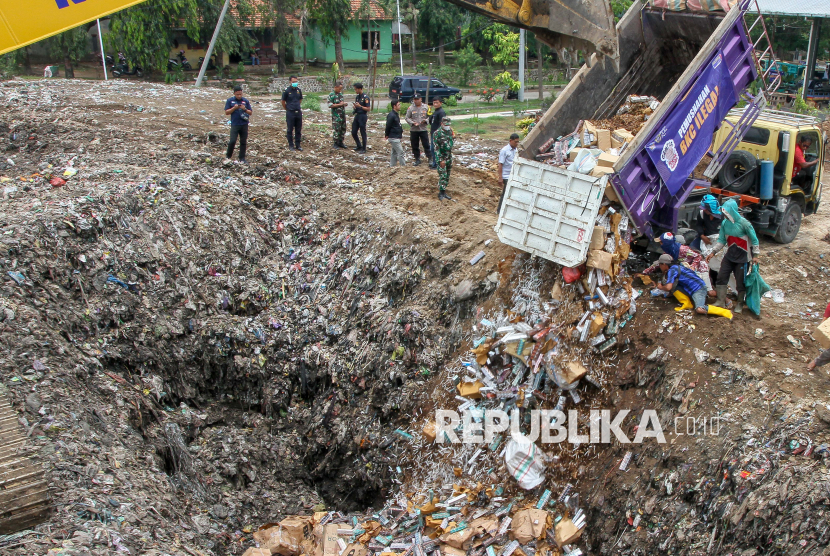 Pemusnahan Puluhan Juta Batang Rokok Ilegal di Kudus