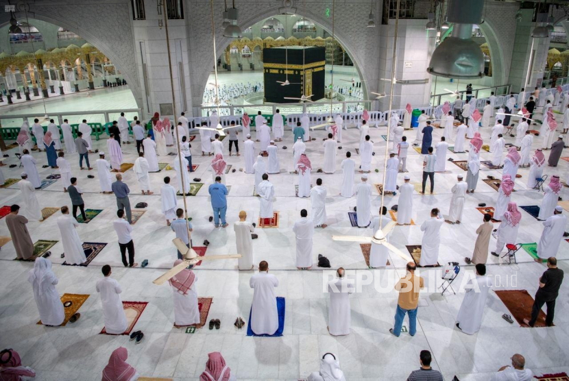 Jamaah Umroh Indonesia: Mimpi Jadi Kenyataan. Umat Muslim yang melakukan sholat jarak sosial di Masjidil Haram untuk pertama kalinya dalam beberapa bulan sejak pembatasan penyakit coronavirus (COVID-19) diberlakukan, setelah diizinkan oleh otoritas Saudi, di kota suci Mekkah, Arab Saudi 18 Oktober 2020 