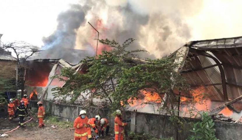 Gudang Mebel di Simorejo Sari Surabaya Terbakar
