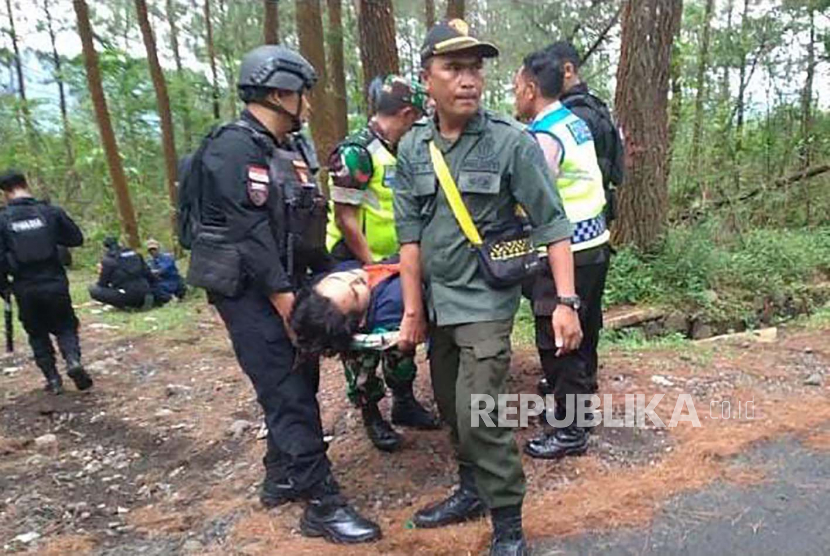 Petugas mengevakuasi pengendara motor yang mengalami kecelakaan tunggal di jalur wisata Gunung Galunggung, Kecamatan Sukaratu, Kabupaten Tasikmalaya, Jawa Barat, Sabtu (29/4/2023). 