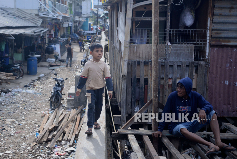 Warga beraktivitas di hunian yang berada diatas laut di kawasan Penjaringan, Jakarta Utara, Senin (30/1/2023). Garis kemiskinan pada Maret 2023 sebesar Rp 550.458 per kapita per bulan.
