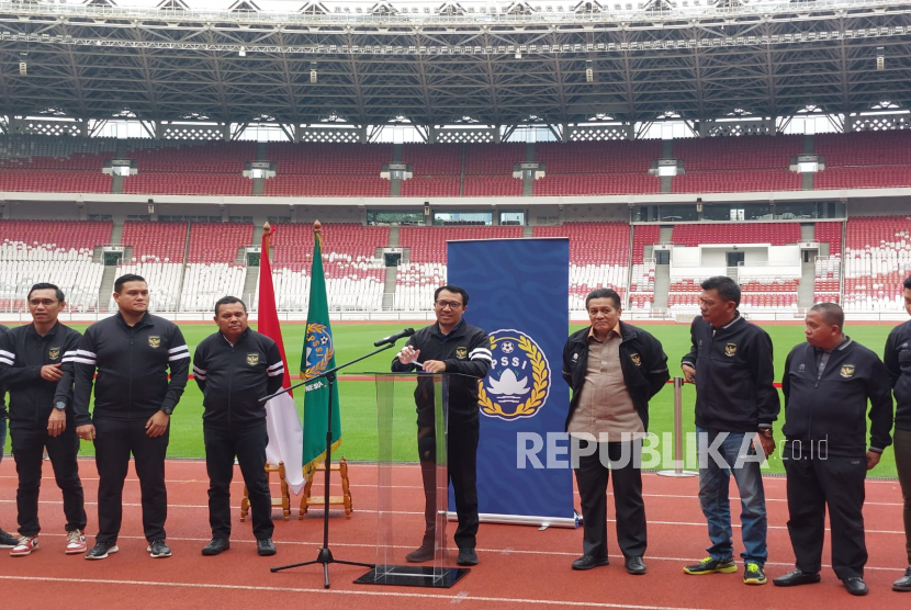 Ketua Komite Pemilihan PSSI, Amir Burhanuddin, saat mengumumkan konferensi pers, di Stadion Utama Gelora Bung Karno (SUGBK), Jakarta, Selasa (31/1/2023). Komite Pemilihan PSSI telah menetapkan lima calon ketua umum PSSI periode 2023-2027.