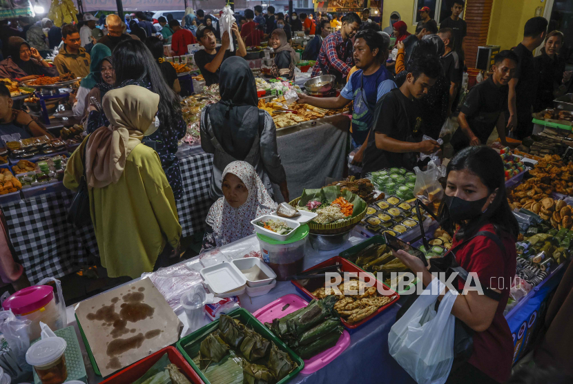  Penjual makanan berbuka puasa melayani di pasar Ramadhan. Badan Pusat Statistik (BPS) mencatat inflasi pada Mei 2023 mencapai 0,09 persen.