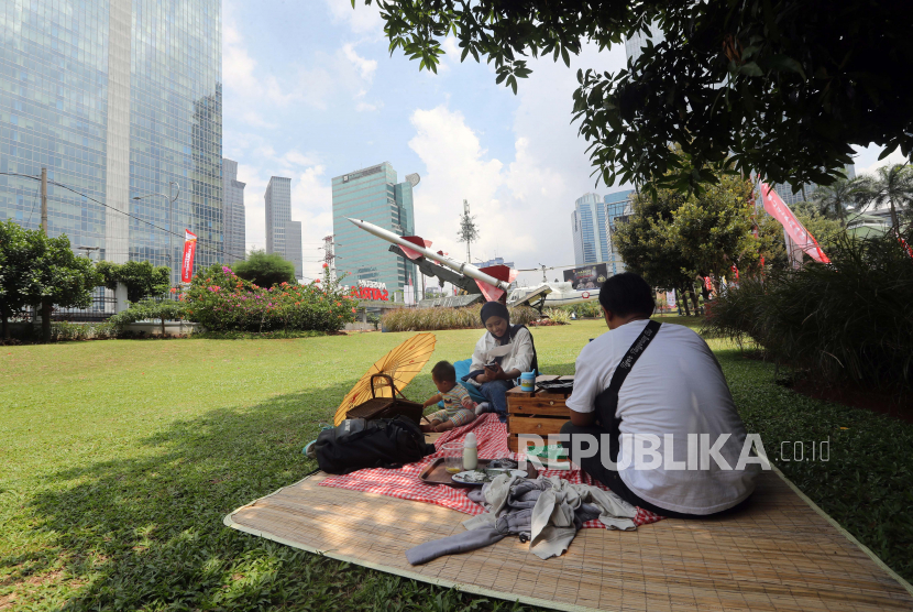  Pengunjung makan siang di dalam taman Museum Satria Mandala di Jakarta, Selasa (2/11/2021). Pemerintah Jakarta telah membuka beberapa lokasi wisata populer di Jakarta selama pembatasan COVID-19 level 2 atau PPKM Level 2, setelah ditutup Sejak pandemi COVID-19 muncul di Indonesia.