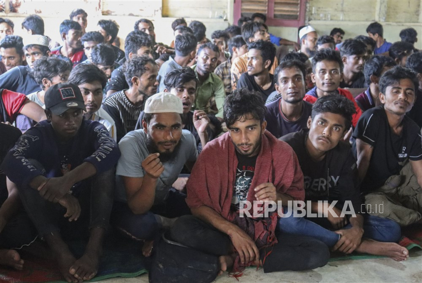  Pengungsi Rohingya berkumpul di dalam tempat penampungan sementara setelah mendarat di pantai di desa Matang Peulawi, Peureulak, Aceh Timur,  Senin  (27/3/2023). Sekelompok 184 pengungsi Rohingya mendarat di pantai di provinsi Aceh, Indonesia pada 27 Maret, menurut polisi setempat .