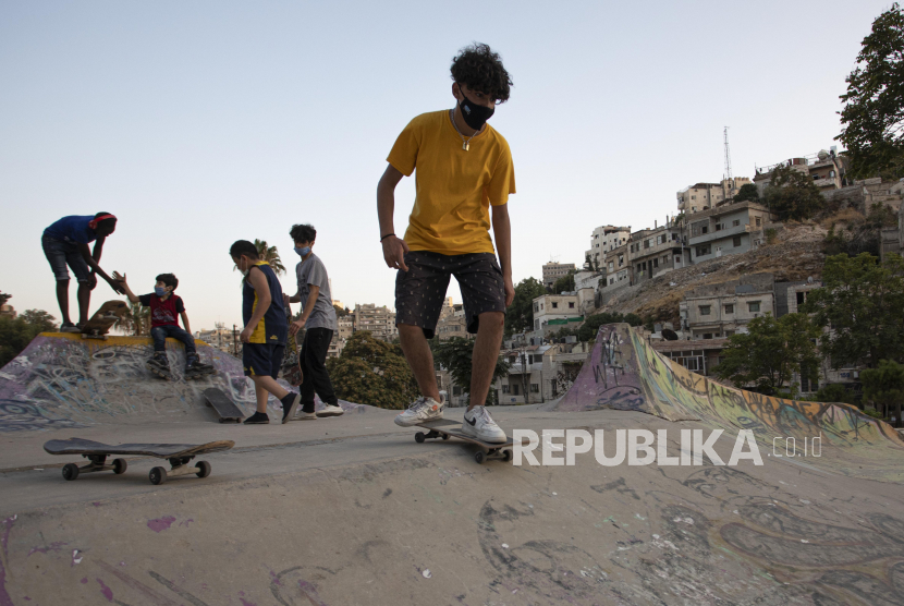 Arab Saudi Tingkatkan Bantuan Medis di Yaman dan Lebanon. Foto: Sejumlah pemuda-pemudi bermain skateboard di Seven Hills Skate Park, Pusat Kota Amman, Yordania, Selasa (22/9). The Seven Hills adalah organisasi nirlaba Yordania yang menggunakan skateboard sebagai alat untuk membentuk karakteristik sosial, kepemimpinan dan kesetaraan gender bagi para pemuda-pemudi yang tidak memiliki akses ke aktivitas ini. Taman skate di pusat kota Amman itu menjadi tempat sekitar 150 pemuda dan pemudi, penduduk setempat dan pengungsi dari Suriah, Yordania, Sudan, Somalia, Yaman dan Palestina, bertemu untuk belajar bermain skate, menikmati perbedaan dan mengetahui satu sama lain saat melakukan latihan fisik. EPA-EFE/ANDRE PAIN