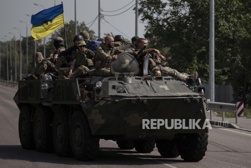 Prajurit Ukraina naik di atas kendaraan lapis baja di jalan di wilayah Donetsk, Ukraina timur, Minggu, 28 Agustus 2022. Amerika Serikat (AS) menolak rencana referendum di kota-kota Ukraina yang diduduki oleh kelompok pro-Rusia.