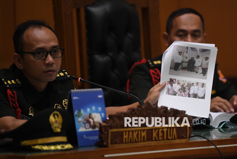 Hakim Ketua Letnan Kolonel Corps hukum (Chk) Arif Rachman menunjukkan barang bukti saat sidang lanjutan kasus dugaan penembakan bos rental mobil Ilyas Abdurrahman dan penadahan mobil dengan terdakwa oknum TNI AL Kelasi Kepala Bambang Apri Atmojo di Pengadilan Militer II-08, Jakarta, Senin (3/3/2025). Sidang tersebut beragenda mendengarkan pemeriksaan terdakwa. 