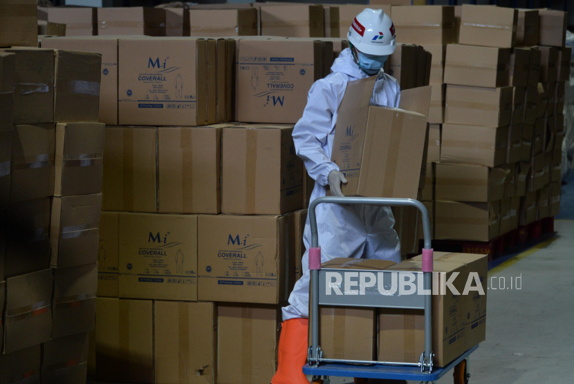 Perusahaan Farmasi Diminta tak Ambil Kesempatan Saat Pandemi. Petugas mengangkut Alat Pelindung Diri (APD) yang akan didistribusikan dari gudang Pertamina Logistik, Jakarta