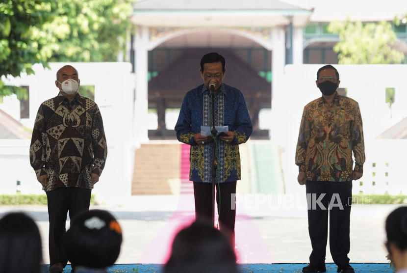 Raja Yogyakarta sekaligus Gubernur Daerah Istimewa Yogyakarta (DIY) Sri Sultan HB X (tengah)