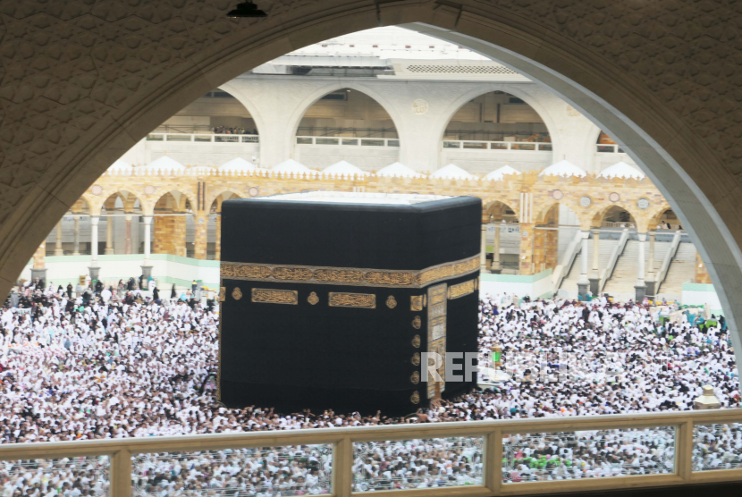 Umat muslim melakukan tawaf di Masjidill Haram, Makkah, (22/2/2023)