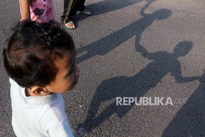 Dua orang anak berjemur bersama orang tuanya di Kota Kediri, Jawa Timur. Berjemur di pagi hari merupakan upaya sederhana untuk menjaga kebugaran dan imunitas tubuh guna di tengah pandemi COVID-19