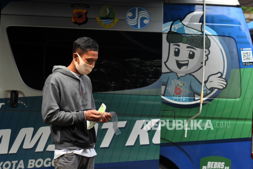 Warga membayar pajak kendaraan bermotor pada mobil Samsat Keliling di area GOR Pajajaran, Kota Bogor, Jawa Barat, Kamis (4/6/2020). 