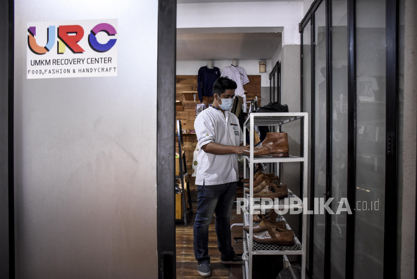 Pekerja menata produk UMKM yang dipajang di UMKM Recovery Center, Jalan Mustang, Sukajadi, Kota Bandung. Sebanyak 70 ribu lebih usaha mikro kecil dan menengah (UMKM) di Kota Bandung belum menerima bantuan langsung tunai (BLT) Rp 2,4 juta dari Kementerian Koperasi dan UMKM pada tahun 2020 kemarin. Dari total 240 ribu UMKM yang diusulkan baru sekitar 170 ribu yang sudah menerima bantuan tersebut. 