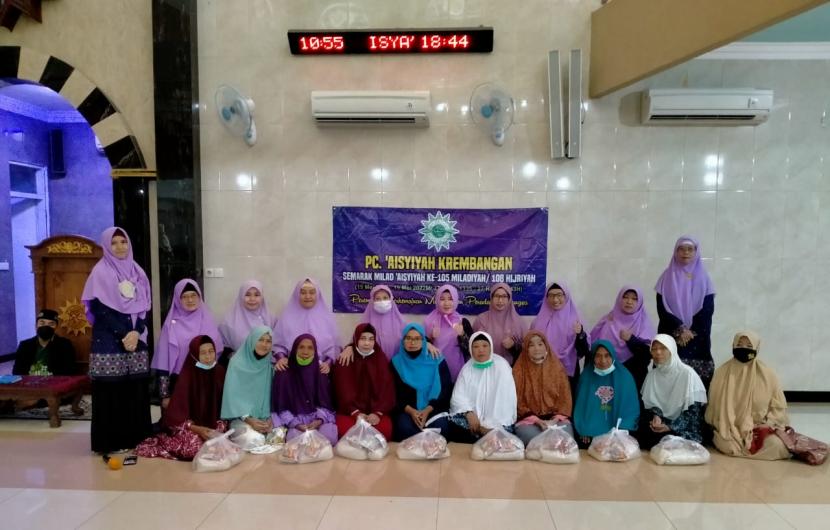 Milad ke-105, Aisyiyah Krembangan Bagi Sembako - Suara Muhammadiyah