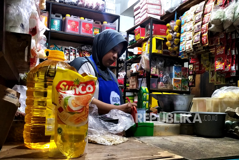 Pedagang sembako menjual minyak goreng kemasan di Pasar Beringharjo, Yogyakarta, Rabu (1/2/2023). Keberadaan minyak goreng kemasan Kementerian Perdagangan, Minyakita di Pasar Beringharjo mulai langka. Ada beberapa pedagang memiliki stock Minyakita hanya sedikit. Harga Minyakita yang awalnya Rp 14 ribu kini mencapai Rp 16 ribu per liter. Imbasnya pembeli mulai membeli minyak goreng curah yang dijual dengan harga Rp 14.500 per liter.