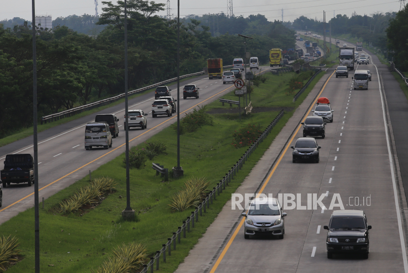 Sejumlah kendaraan melaju di jalan Tol Cipali, Palimanan, Cirebon, Jawa Barat, Selasa (26/4/2022).
