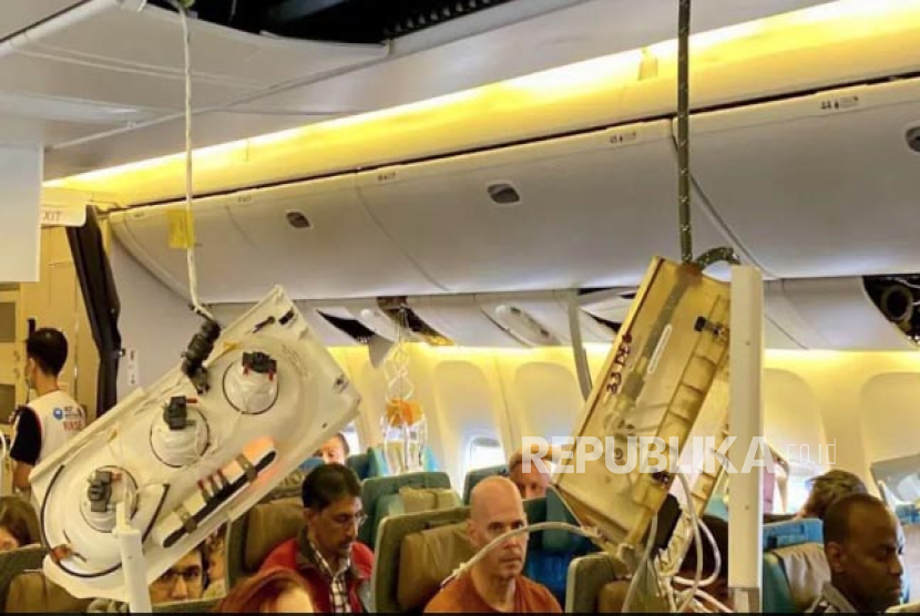 Suasana kabin saat pesawat mengalami turbulensi (ilustrasi). Mengenakan sabuk pengaman dan mengencangkannya selama penerbangan adalah cara terbaik untuk mengurangi risiko cedera.
