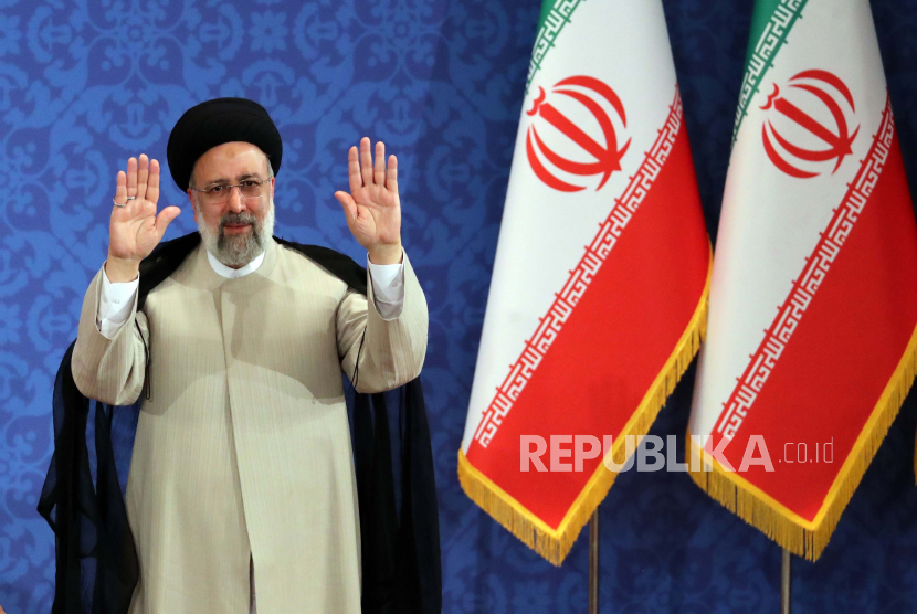 Presiden Iran Ebrahim Raisi menyapa media saat dia pergi setelah konferensi pers pertamanya setelah memenangkan pemilihan presiden, di Teheran, Iran, 21 Juni 2021. Raisi mengatakan bahwa pemerintahnya akan mengikuti negosiasi nuklir dengan kekuatan dunia tetapi tidak untuk waktu yang lama , menambahkan bahwa AS harus mencabut sanksi dan kembali ke kesepakatan JCPOA.