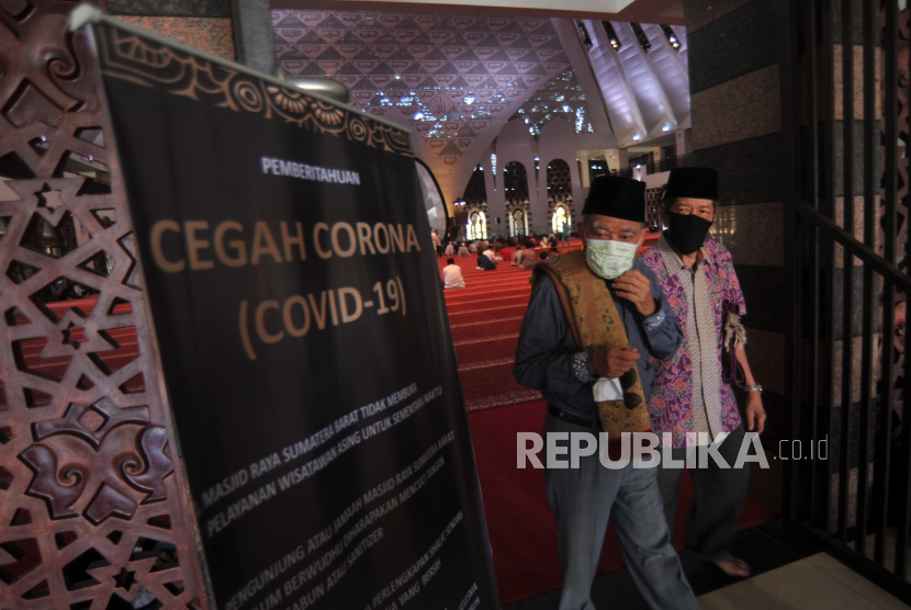 Jemaah menggunakan masker usai melaksanakan salat Jumat di Masjid Raya Sumatera Barat, di Padang, Jumat (20/3/2020). 