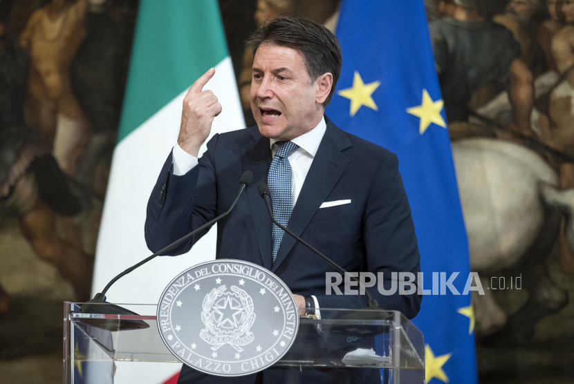 Pemimpin partai oposisi 5-Star Movement (M5S) di Italia, Giuseppe Conte, menyerukan pemerintahan negaranya untuk menyetop pasokan senjata ke Israel. 