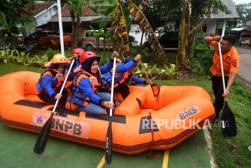 Sejumlah peserta mendayung perahu karet di Kelurahan Curug, Kota Bogor. Musim hujan sejak awal November, sejumlah wilayah di Kota Bogor mulai dilanda banjir.
