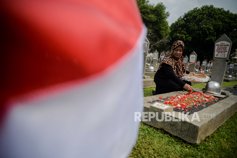 Apakah Pahlawan Nasional Muslim Termasuk Mati Syahid?. Pengunjung memanjatkan doa untuk arwah pahlawan di Taman Makam Pahlawan Kalibata, Jakarta, Selasa (10/11). Ziarah tersebut dilakukan dalam rangka memperingati Hari Pahlawan pada 10 November 2020. Republika/Thoudy Badai