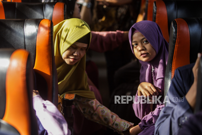 Peserta mudik gratis disabilitas menunggu waktu keberangkatan bus di Monumen Nasional, Jakarta, Kamis (4/4/2024). Pemerinta Provinsi DKI Jakarta menggelar program mudik gratis bagi ribuan masyarakat pada momen Lebaran 2024 dengan menyediakan 259 armada bus saat arus mudik untuk tujuan 19 kota dan kabupaten di enam provinsi.