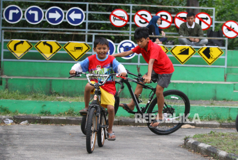 Anak-anak bermain sepeda di Ruang Bermain Ramah Anak (RBRA).
