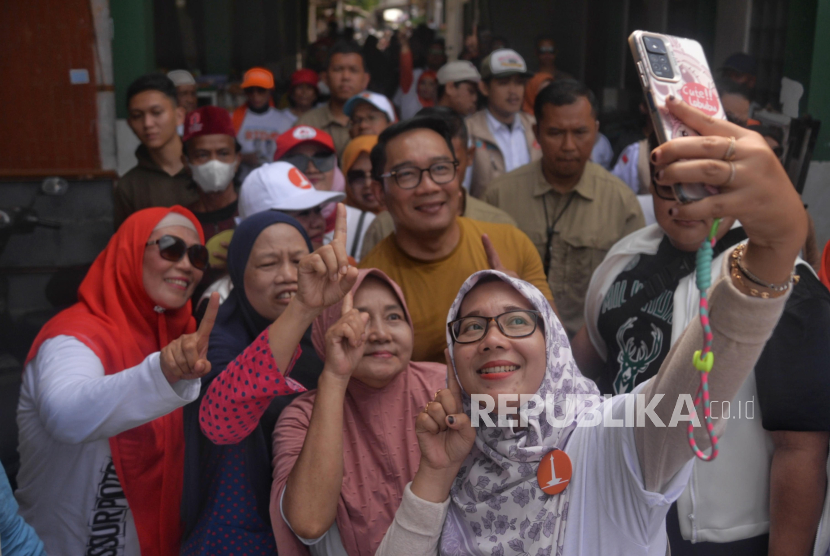 Ridwan Kamil (RK) berfoto dengan warga saat mengunjungi kawasan RW 2 Kebon Pala, Kampung Makasar, Jakarta, Ahad (3/11/2024).