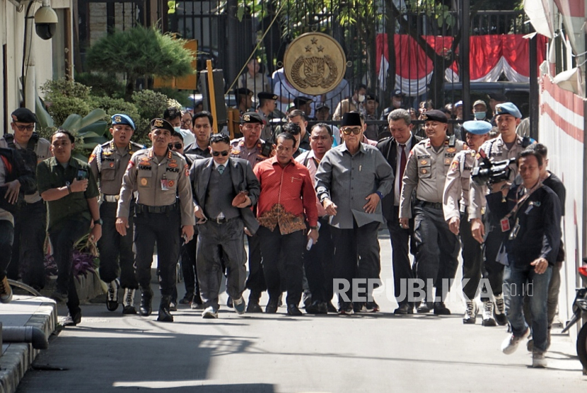 Pimpinan Pondok Pesantren Al Zaytun Panji Gumilang berjalan saat akan menjalani pemeriksaan di Bareskrim Mabes Polri, Jakarta, Selasa (1/8/2023). Panji Gumilang menjalani pemeriksaan sebagai saksi terkait tindak pidana penistaan agama