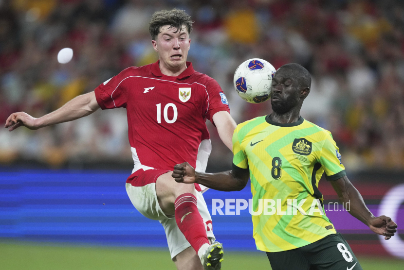 Pemain timnas Indonesia Ole Romeny berebut bola dengan pemain Australia pada pertandingan kualifikasi Piala Dunia di Stadion Sepak Bola Sydney, Australia, Kamis, (20/3/2025). Indonesia takluk dari The Socceroos dengan skor 1-5.