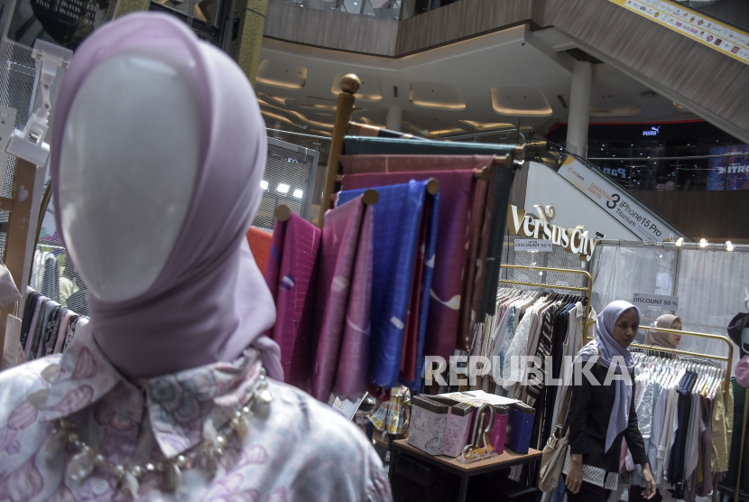 Pengunjung memilih produk hijab Muslimah. Ada beberapa tips agar hijab tetap rapi, tidak meleyot, dan tidak lecek sepanjang hari.