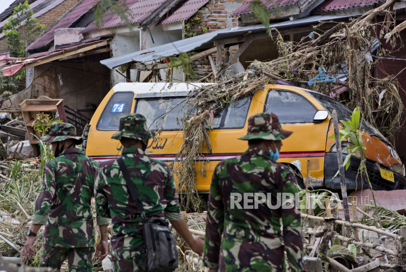  Tentara memeriksa kerusakan di lingkungan yang terkena banjir di Medan, Sumatera Utara, Jumat (4/12/2020). Hujan deras di kota terbesar ketiga di negara itu membanjiri sungai dan membanjiri ribuan rumah yang menyebabkan sejumlah orang tewas dan hilang.