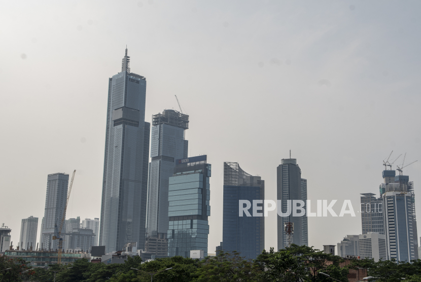 Suasana gedung bertingkat di Jakarta. Pemerintah mengungkapkan penyebab laju inflasi melonjak berasal dari rantai pasok. Per September 2022, laju inflasi di Indonesia kembali mencapai rekor tertinggi sebesar 5,65 persen secara tahunan atau naik dibandingkan bulan sebelumnya sebesar 4,69 persen.