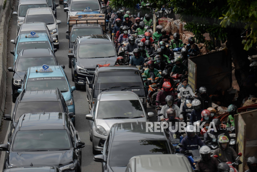 Sejumlah kendaraan terjebak macet saat jam berangkat kerja di kawasan Mampang Prapatan, Jakarta, Selasa (12/1). Pada hari kedua Pemberlakuan Pembatasan Kegiatan Masyarakat di DKI Jakarta sejumlah jalan protokol dikawasan tersebut terpantau padat. Republika/Thoudy Badai