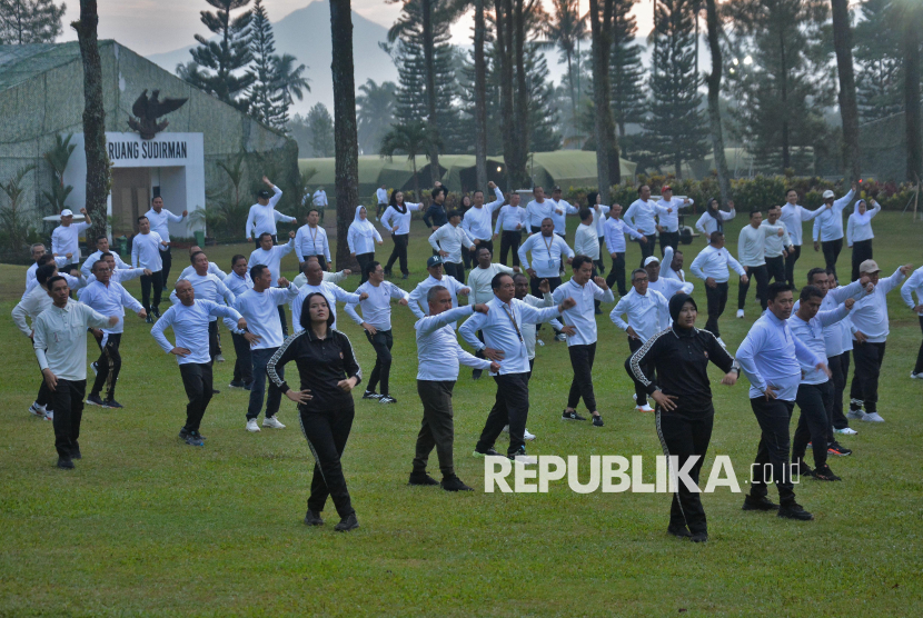 Sejumlah kepala daerah peserta retret mengikuti program senam pagi di Lapangan Lembah Tidar Kompleks Akademi Militer Magelang, Jawa Tengah, Senin (24/2/2025). Pada hari keempat peserta retret akan melaksanakan diskusi provinsi, kabupaten/kota yang dibagi menjadi tujuh wilayah guna semakin mengenal dan mempererat ikatan emosional antarkepala daerah. 