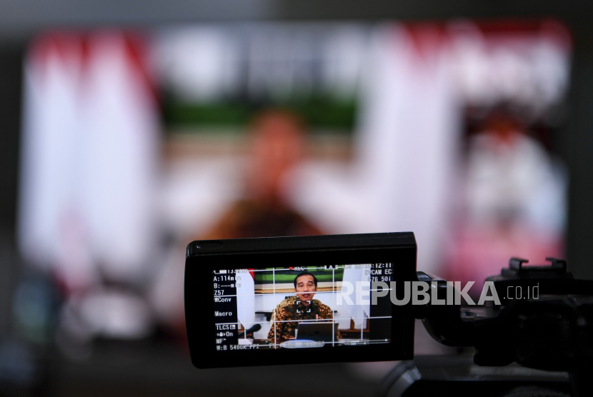 Layar menampilkan rapat terbatas (ratas) melalui konferensi video yang dipimpin Presiden Joko Widodo dari Istana Bogor di ruang wartawan Istana Kepresidenan, Jakarta, Senin (30/3/2020). Presiden Joko Widodo memimpin dua ratas yakni antisipasi mudik lebaran dalam mencegah penyebaran COVID-19 dan laporan Tim Gugus Tugas Covid-19